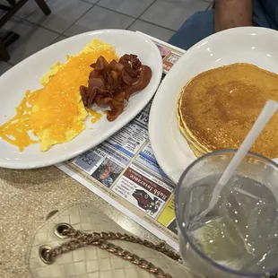 Cheese omelette with bacon and hotcakes