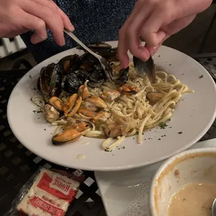 Seafood linguine with mussels