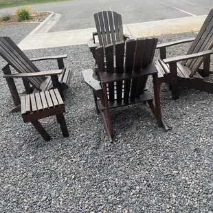 wo chairs and a table