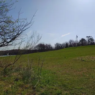 Grassy knoll between the beach and parking lot