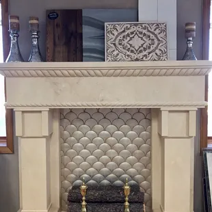 Travertine fireplace with Tabarka L'est 6 in silver leaf