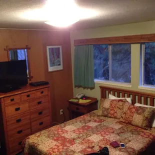 Das Zimmer. Bett und Fernseher. Es gibt sich eine Dusche und eine Heizung, da es Nachts recht frisch werden kann