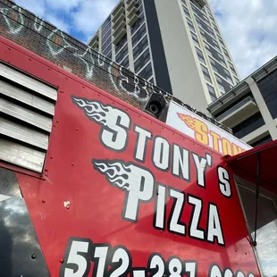 a sign for stony's pizza