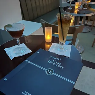 Moderne Manhattan and mai tai