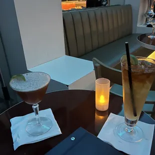 Moderne Manhattan and mai tai