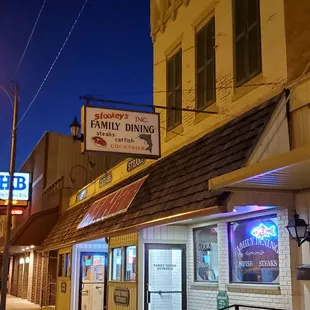 the outside of the restaurant