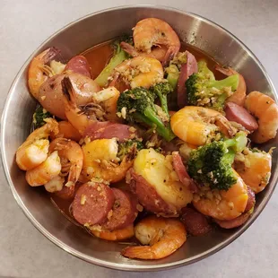 Headless shrimp, potatoes, sausage and broccoli