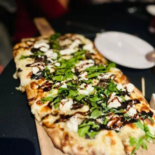 Goat cheese and mushroom pizza
