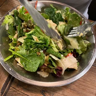 Avocado salad with chicken and lemon dressing