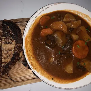 Beef stew w toasted bread