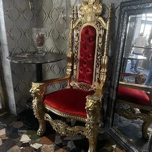 Decor throne chair