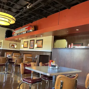 the interior of a fast food restaurant