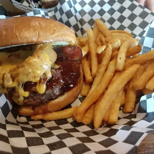 Cowboy burger w/Fries