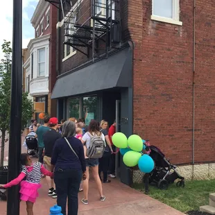 The community comes out to try streetpops and show their support!