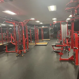 Different machines cybex, hammer strength, Arsenal, turf etc...