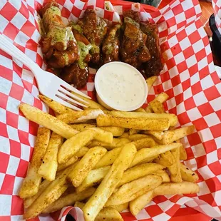 food, chicken wings and fried chicken