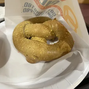 Stuffed pretzel with sweet cream