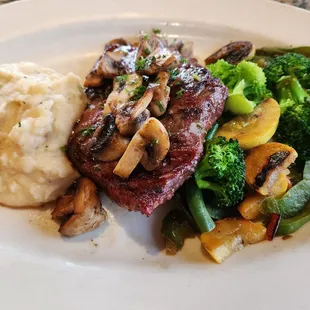 Flat iron steak, mixed vegetables and mashed potatoes