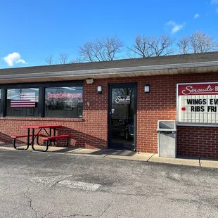 the outside of the restaurant