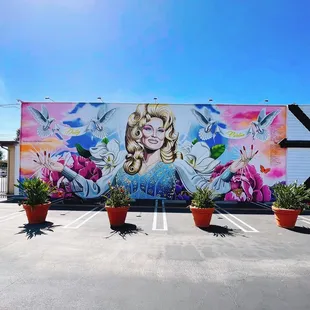 Hello, Dolly! New mural honoring frontline workers
