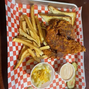 food, chicken wings and fried chicken