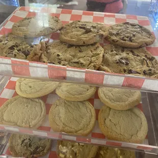 Cookie counter by the cash register. You don't pay at your table.