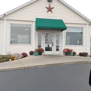 Outside entrance of Studebaker&apos;s Country Restaurant