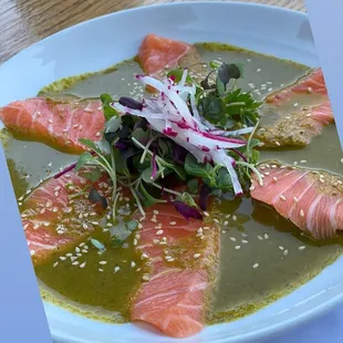 Salmon sashimi with cilantro sauce