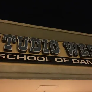 They have beginner and intermediate West Coast Swing lessons on Wednesday evenings! The instructors are great!