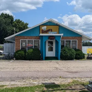 Don't let this little house fool ya -- is full of good food AND great people!