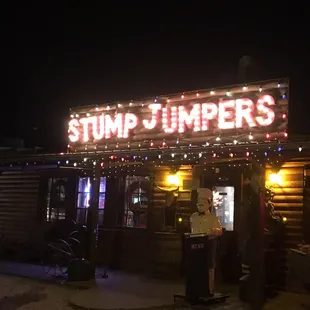 the outside of a restaurant at night