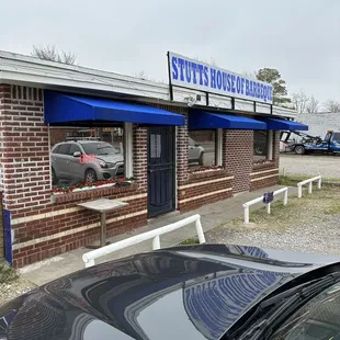 the outside of the restaurant