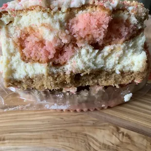 Strawberry crumble cheesecake