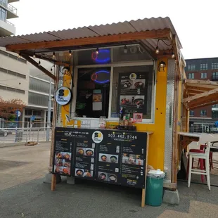 the outside of the restaurant