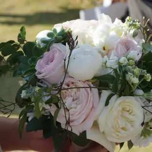 Gorgeous bridal bouquet that incorporated my vision of a beachy, shabby chic feel!  Mahalo Sue!