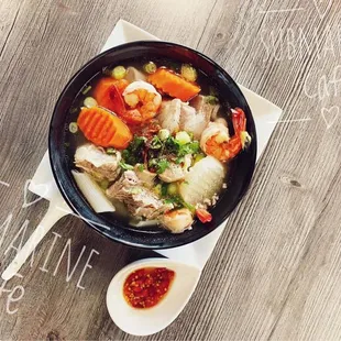 Poor soup with macaroni and shrimp