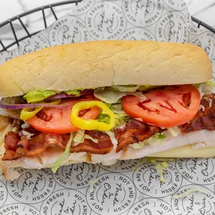 The eating area inside the restaurante features two four person tables and three two person tables.