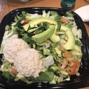 Salad with tuna + avocado