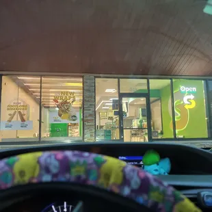 Tried calling but not a soul in sight it's says open it also says 24/7 but nobody is here not a 24/7 location