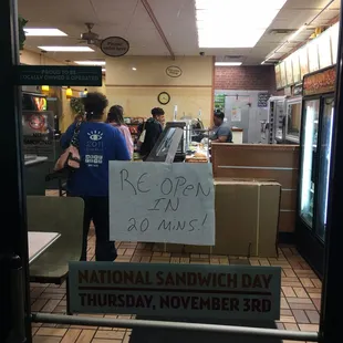 a sign in the doorway of a restaurant