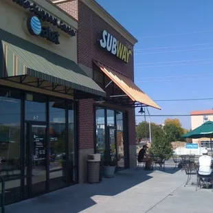 the outside of a subway restaurant