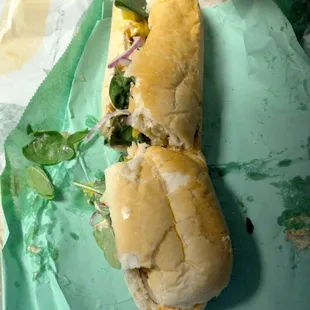 Bread is not fresh and I have never been to a Subway that only has wheat or white, even in an airport!