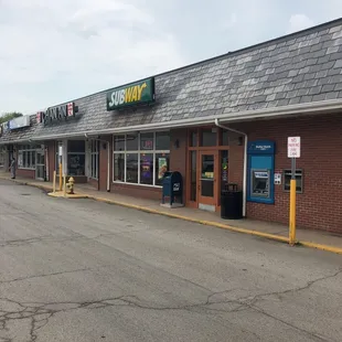 the outside of a subway restaurant