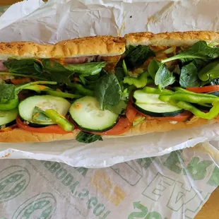 Ordered extra olives and sriracha sauce. Got zero extra. Sad face.