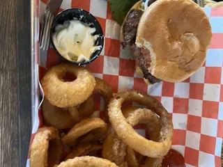 Shakers Good Eats & Ale