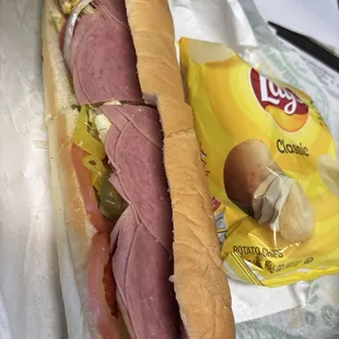 Turkey based cold cut sandwich &amp; Lays® Classic (240 Cals)