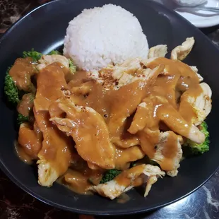 a plate of chicken and broccoli