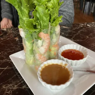 Fresh rolls with peanut sauce / mae ploy