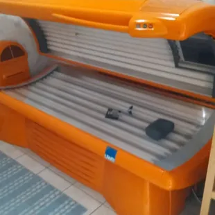 This ultra-bronzing bed has facial bulbs that are gentle to your skin and provide beautiful, all-over color.