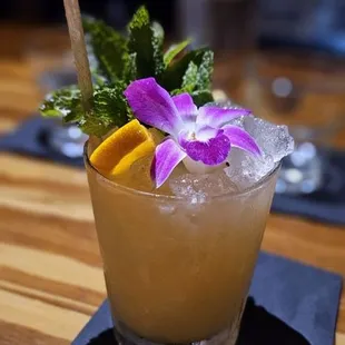 Honi Honi. A bourbon Mai Thai